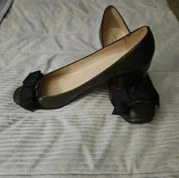Kate Spade heels.  Olive Green Patent Leather w Black bows. Size 8.5 - Picture 12 of 14